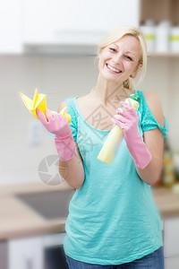 快乐的家庭主妇在打扫卫生图片
