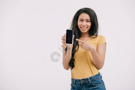 微笑的非洲裔美国女孩指着智能手机空白屏图片