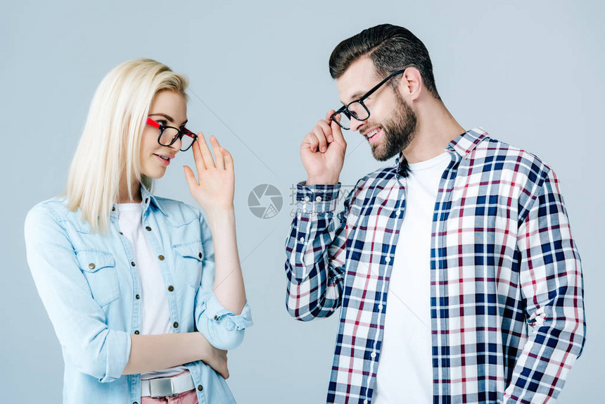 男人和女人调整眼镜互相看对方图片