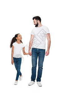 多民族快乐的父亲和女儿手牵彼此在白边上图片