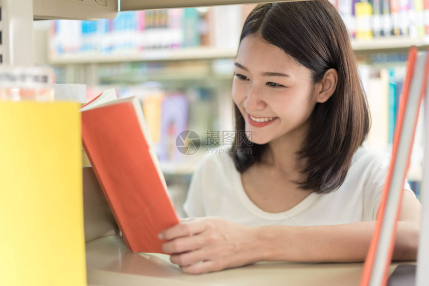亚裔学生在大学图书馆读书学生阅读书时高图片