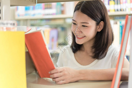 亚裔学生在大学图书馆读书学生阅读书时高图片