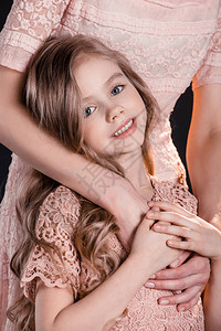 围抱着可爱的小女儿的母亲被剪图片
