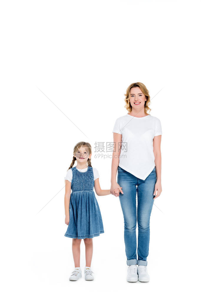 微笑着的母亲和女儿手牵图片