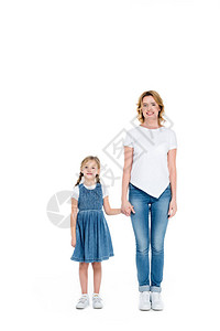 微笑着的母亲和女儿手牵图片