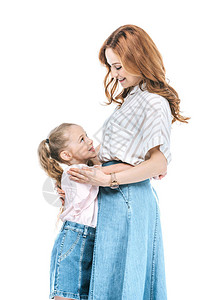 美丽的幸福母亲和女儿的侧面拥抱并微笑着彼此图片