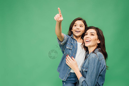 兴奋的女儿用手指着她而幸福的母亲则在寻图片