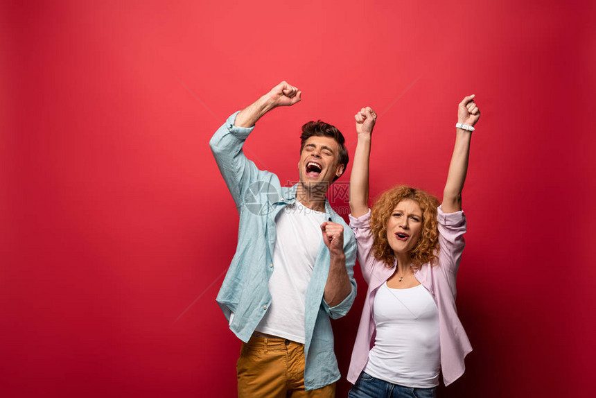 兴奋的年轻夫妇欢庆胜利图片