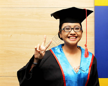 毕业后在毕业套房微笑的亚洲妇女就进图片