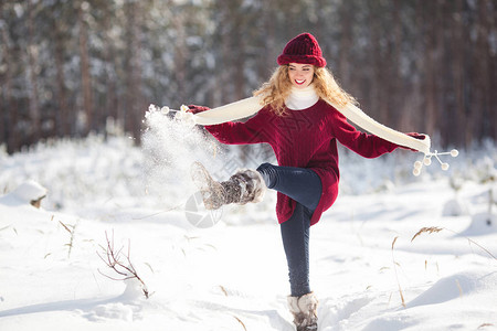 年轻漂亮的女人在冬季户外玩得开心图片