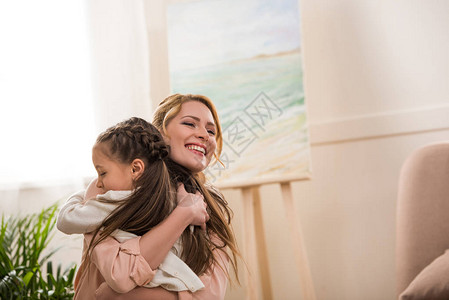 美丽的幸福母亲和女儿图片