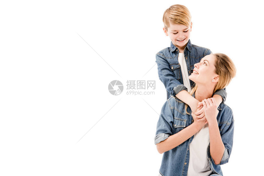 快乐的母亲和儿子拥抱图片