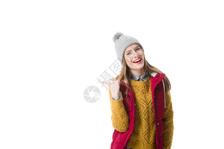 身着冬衣的年轻女站在一边孤图片