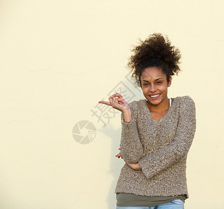 一位快乐的非洲美裔女人的肖图片