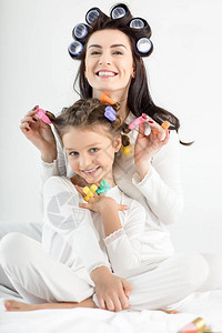 美丽快乐的母女穿着卷发器一起玩得开心图片