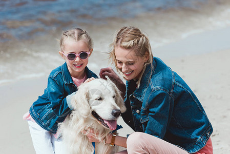 海边有金毛猎犬的微笑家庭图片