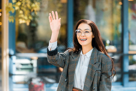 穿着时装衣服的笑着女人向图片