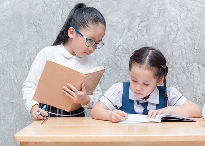 小老师看学生在课堂上做作图片