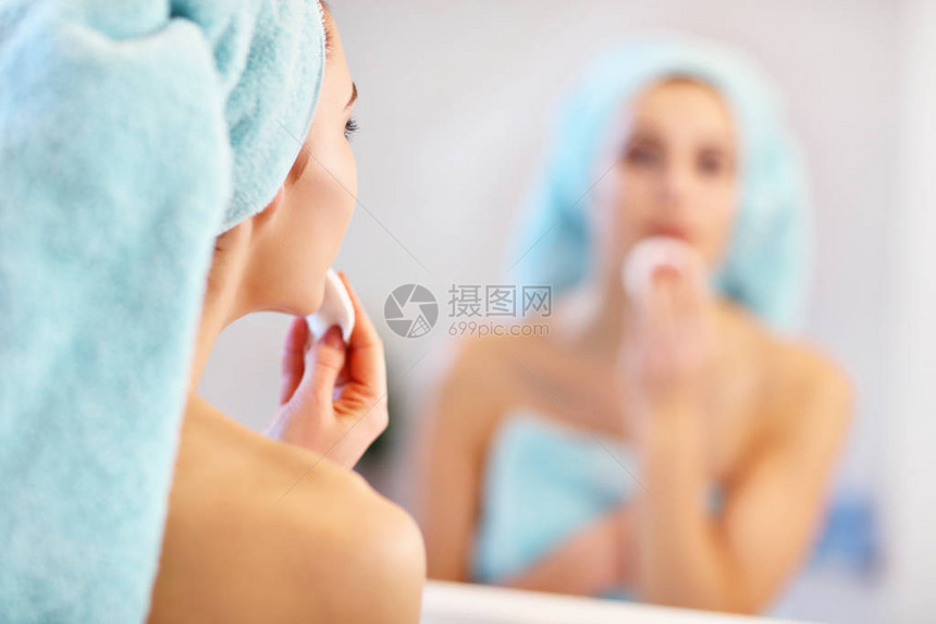 展示年轻女在浴室镜中图片