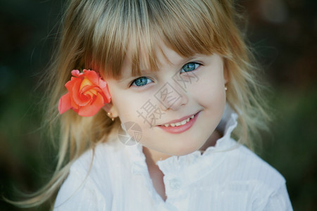 可爱的小女孩在户外微笑图片