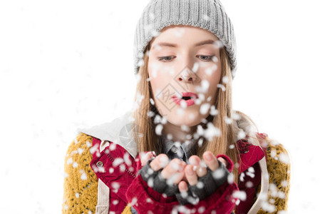 穿着冬衣的漂亮女孩下着雪图片