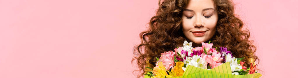 紧闭双眼的快乐女人拿着花束着鲜花图片
