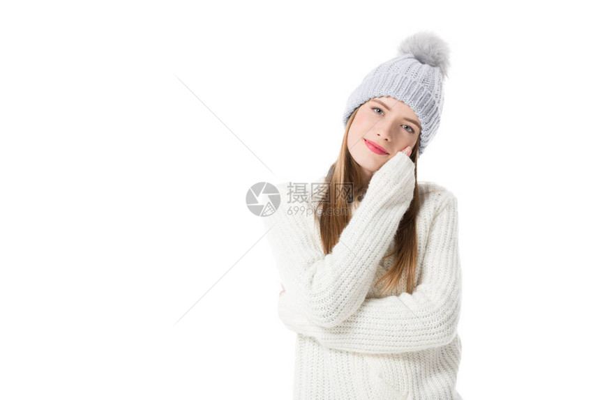 穿着毛衣和编织帽的有吸引力的年轻女孩孤图片