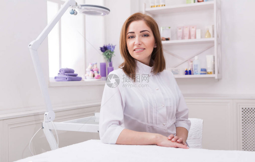 女美容师医生在水疗中心工作一位年轻女专业美容师的画像医疗保健职图片