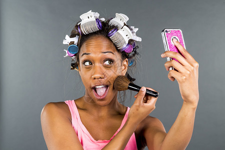 一个正在化妆的非裔美国女人图片