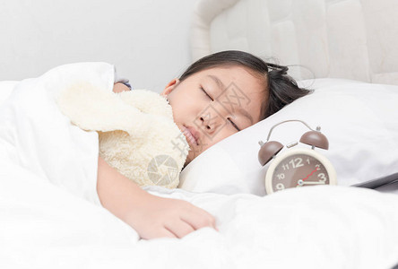可爱的亚洲小女孩睡觉在卧室的图片