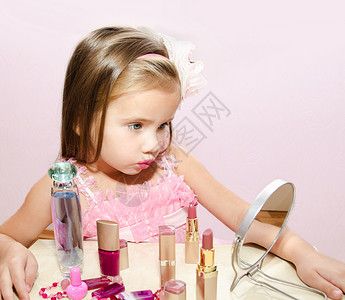 儿童化妆品可爱的小女孩看着镜图片