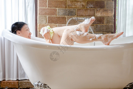 chainese妇女在浴缸里洗澡图片