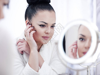 镜子里的女人化妆图片