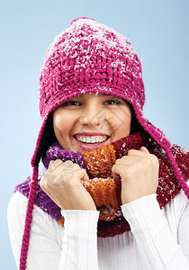 穿针织冬帽和围巾的漂亮女人脸孔微图片