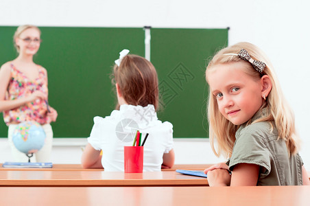 老师告诉下个学校董事会班上女孩图片