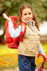 快乐女孩的肖像带着折叠雨伞在上学路图片