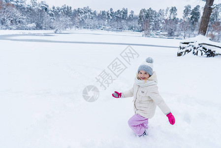 可爱的快乐小孩在雪中玩耍在冬季公园图片