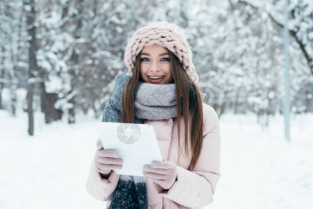 冬季公园中微笑的年轻女子图片