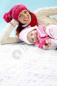 母亲和女儿在雪上玩得图片
