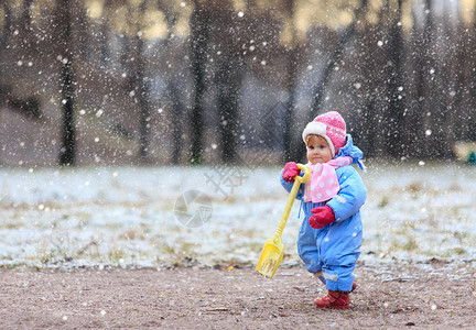小女孩在冬季公园迈出第一步图片