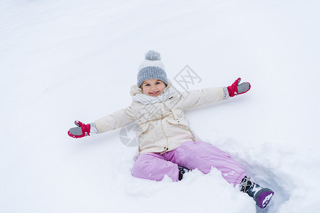 可爱的小可爱孩子手伸满雪地图片