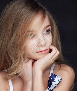 蓝眼睛的漂亮儿童女孩模型的肖像图片
