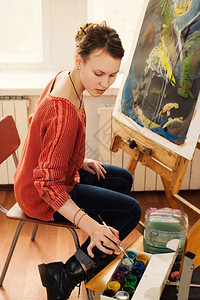美丽的女艺术家在庭艺术工作室的油背景图片