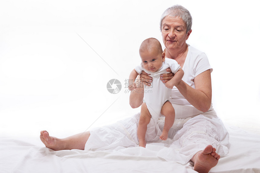 祖母和孙子在玩耍图片
