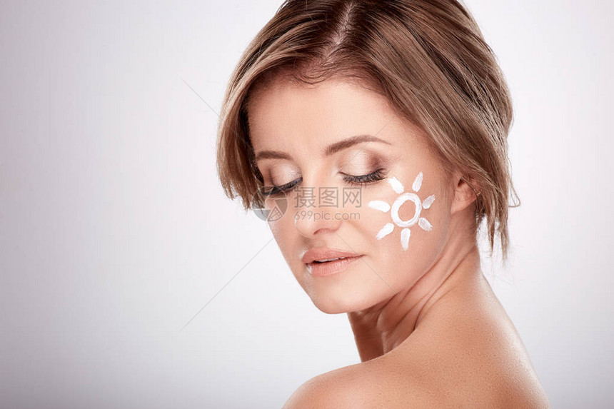 利用灰色背景面霜美容照片皮肤护理SPA概念的美丽微图片