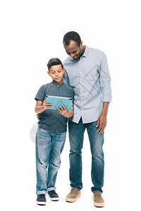 快乐的非洲父亲和儿子使用数字平板电脑图片