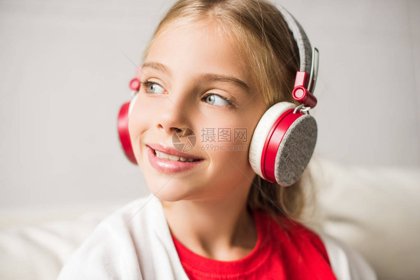 快乐可爱的小孩用耳机监图片