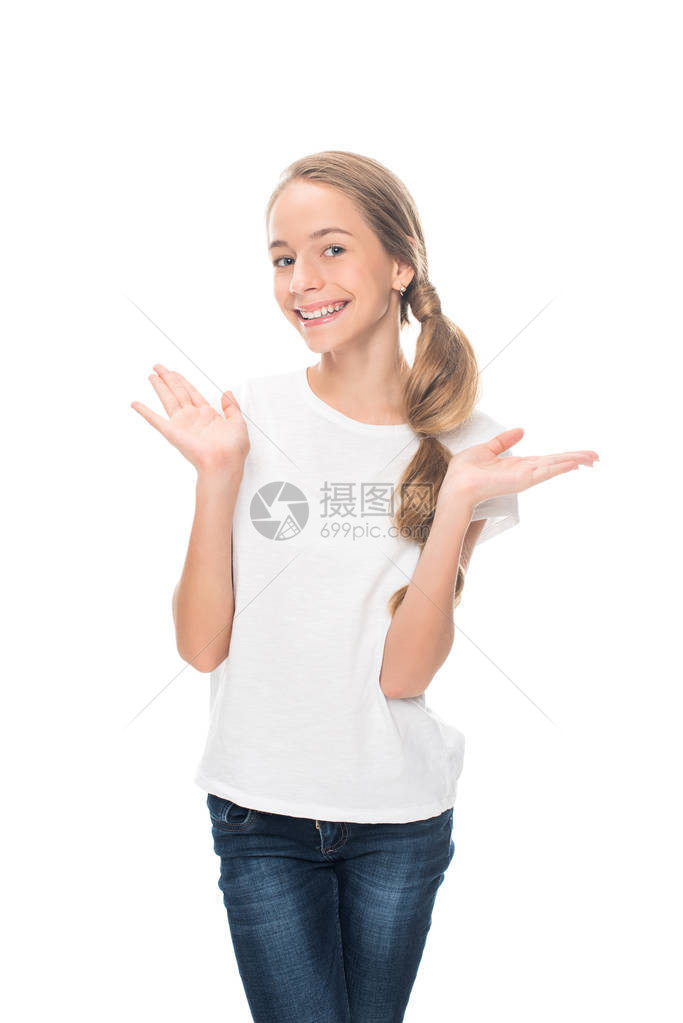 微笑着的女青少年手持尖鼓姿势在白图片