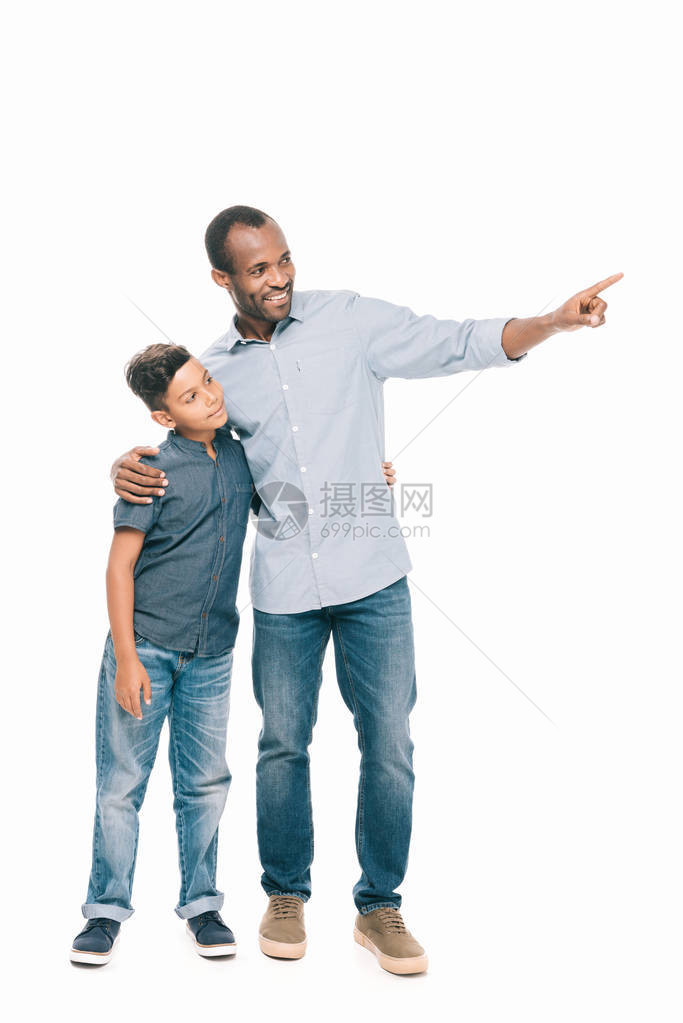 带着微笑的非洲父亲和儿子站在一起图片