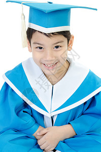 穿着幼儿园毕业校服的背景图片